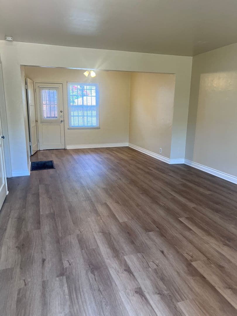Long Beach Apartment: 2386 Magnolia Ave.