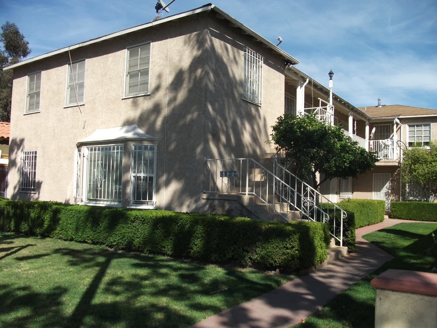 Long Beach Apartment: 2386 Magnolia Ave.