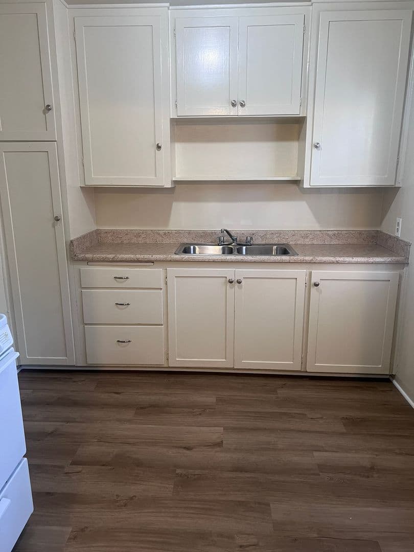 Long Beach Apartment: 2386 Magnolia Ave.
