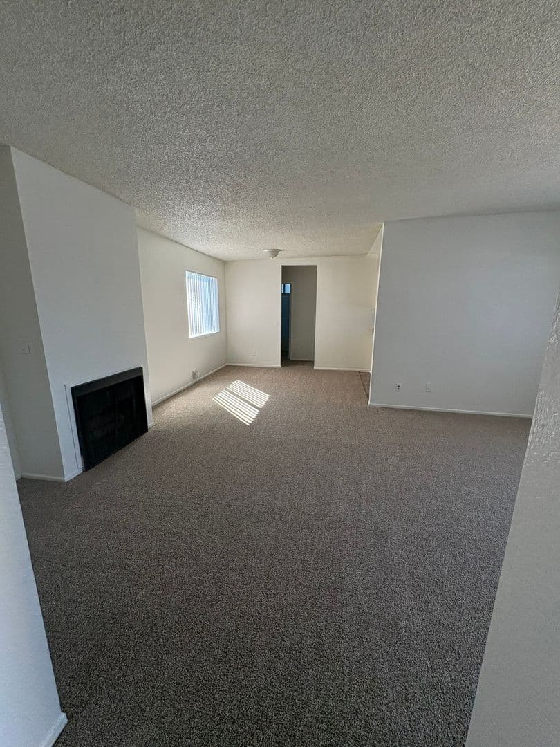 Long Beach Apartment: 625 St. Louis Avenue