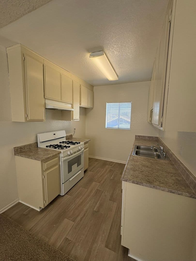 Long Beach Apartment: 625 St. Louis Avenue