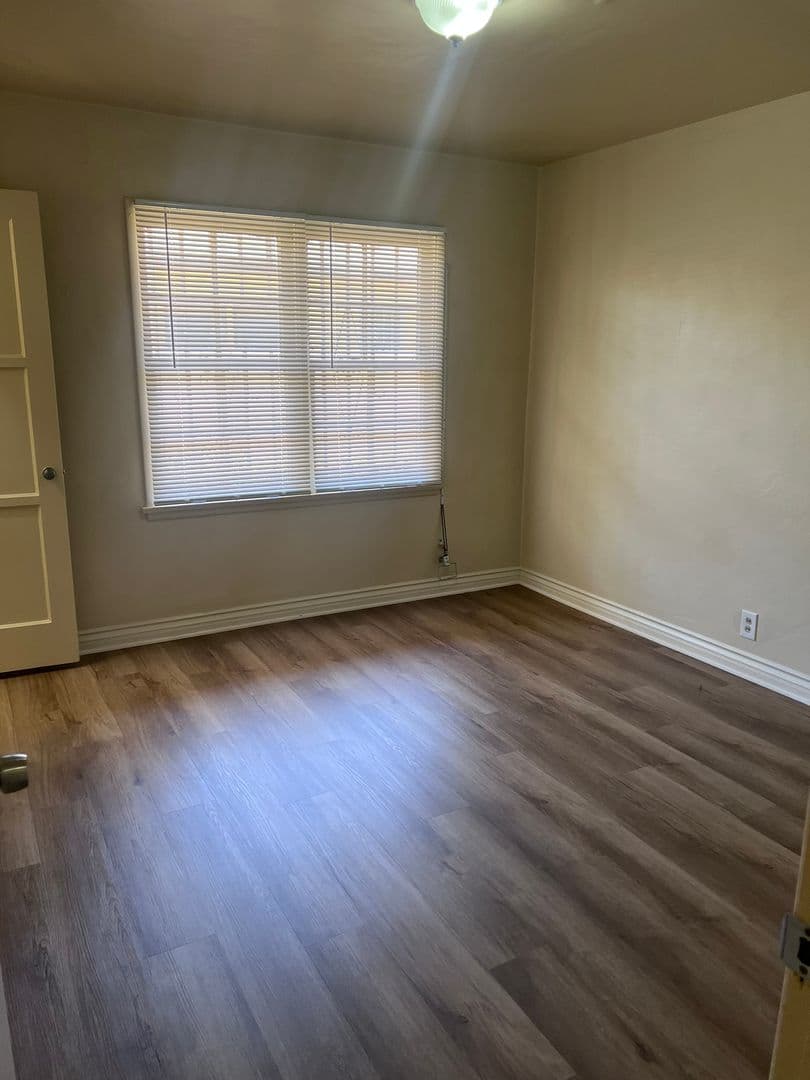 Long Beach Apartment: 2386 Magnolia Ave.