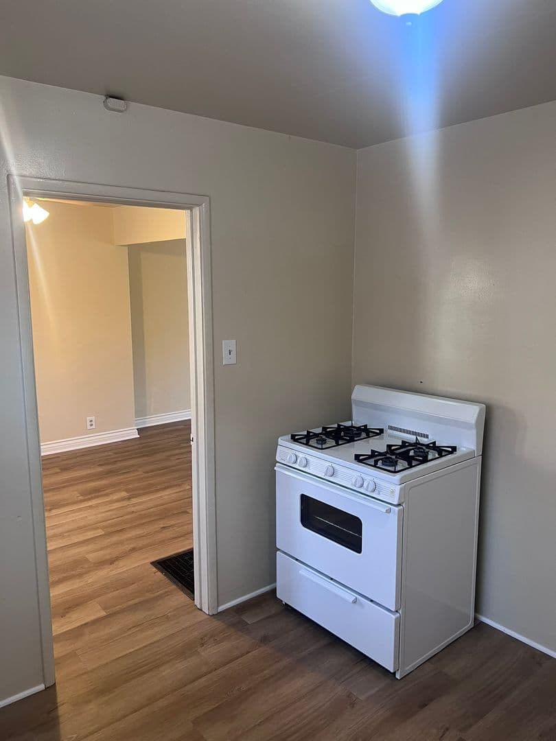 Long Beach Apartment: 2386 Magnolia Ave.