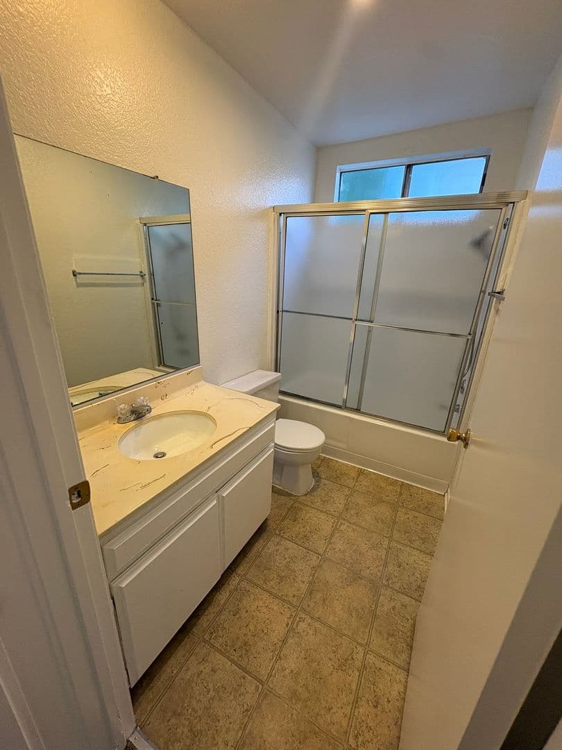 Long Beach Apartment: 625 St. Louis Avenue