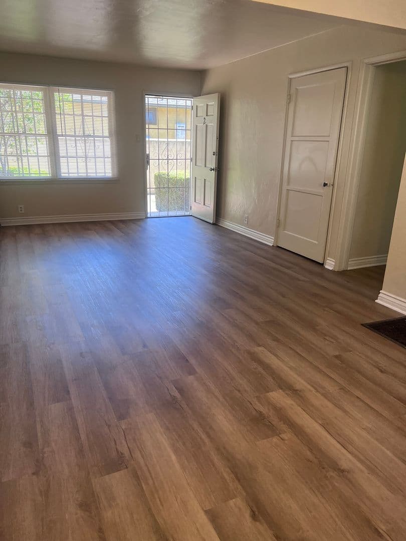 Long Beach Apartment: 2386 Magnolia Ave.