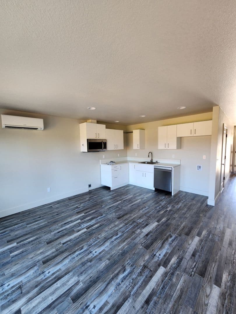Winlock Townhome: 1005 Peach Rd