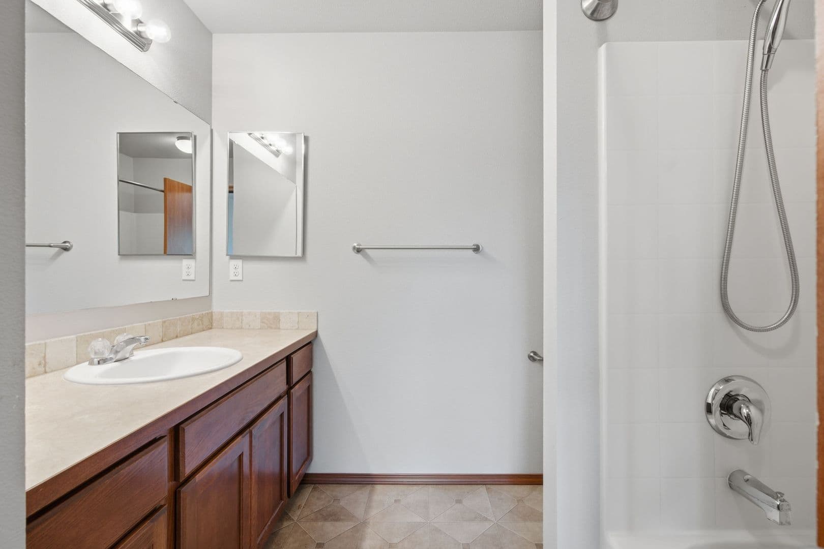Napavine House: 512 Stadium Ct