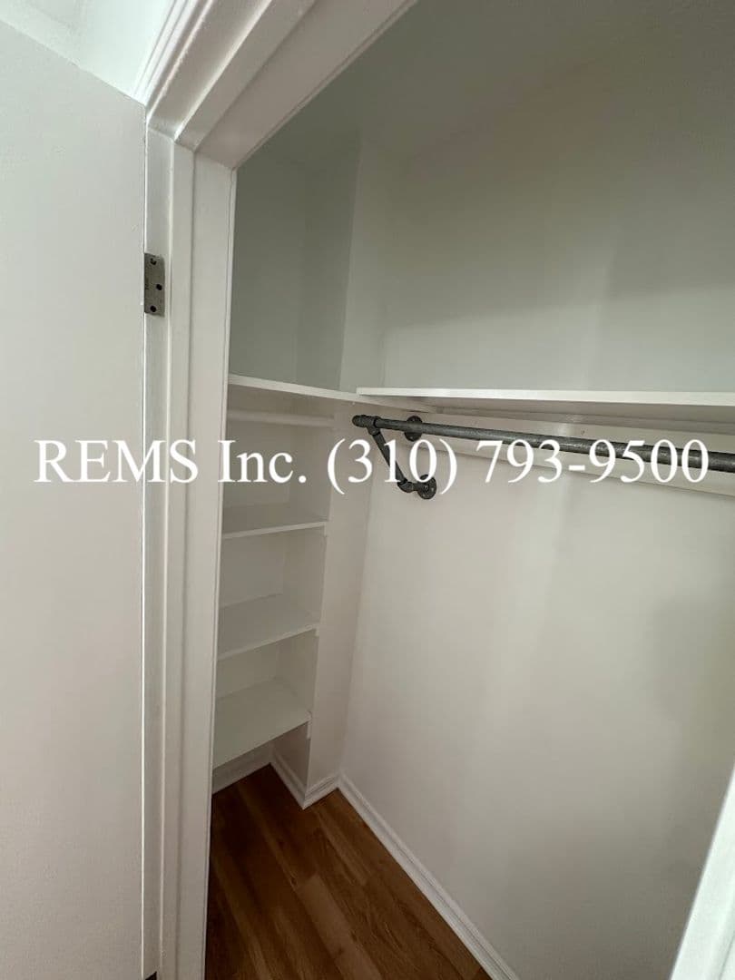 Hermosa Beach Apartment: 907 Manhattan Avenue #1