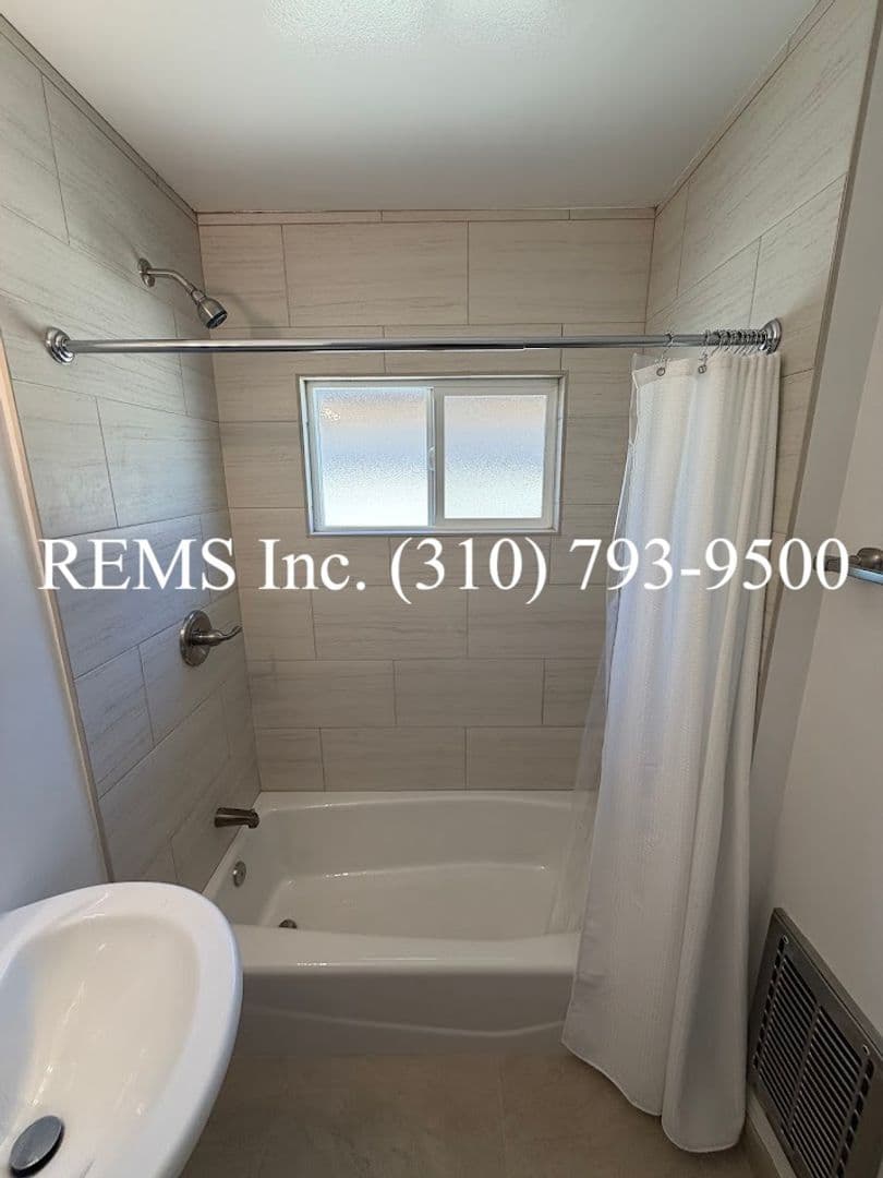 Hawthorne Apartment: 4041 W 139th Street