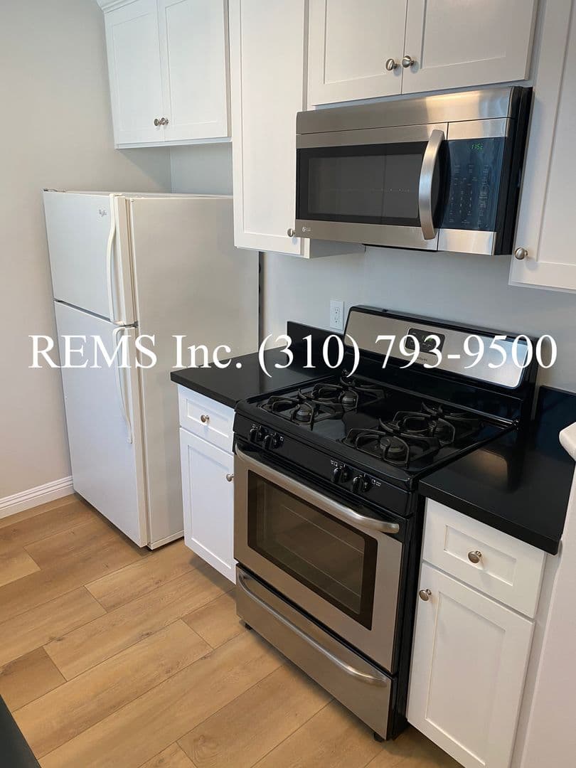 Hermosa Beach Apartment: 85 16th Street