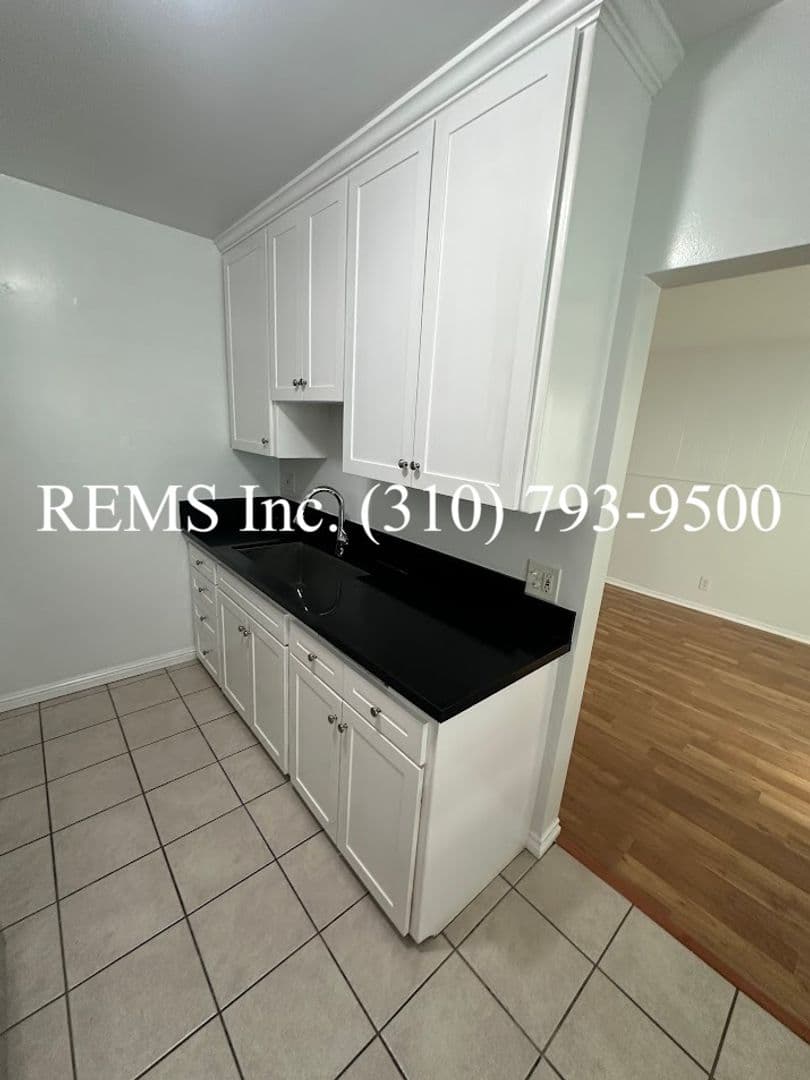 Hermosa Beach Apartment: 907 Manhattan Avenue #1