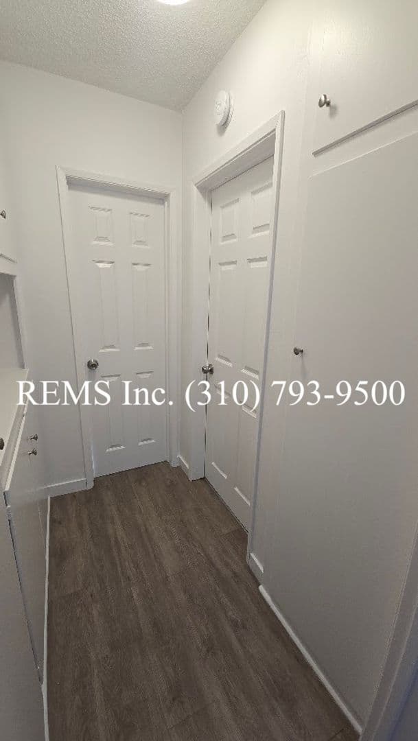 Hawthorne Apartment: 4954 W 119th Street