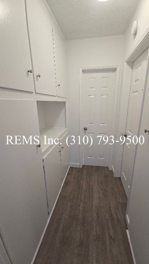 Hawthorne Apartment: 4954 W 119th Street