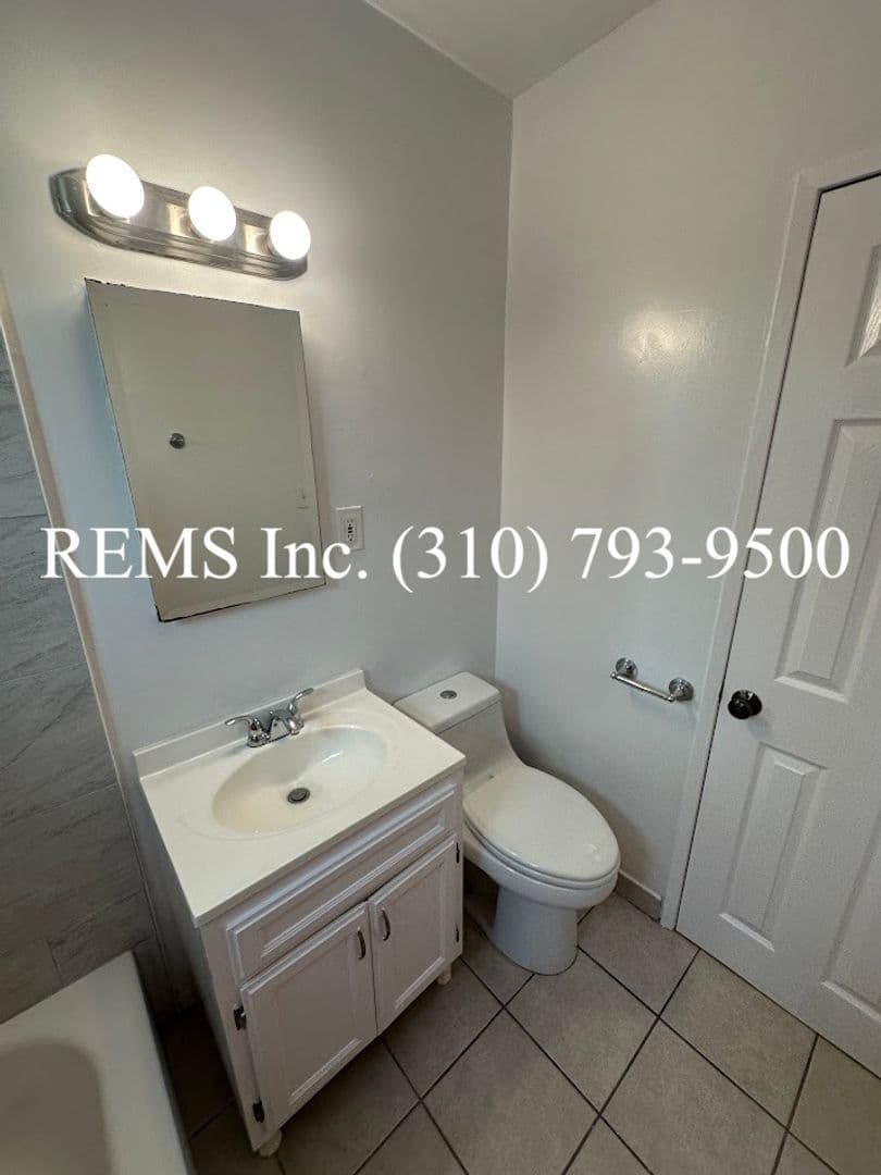 Hermosa Beach Apartment: 907 Manhattan Avenue #1