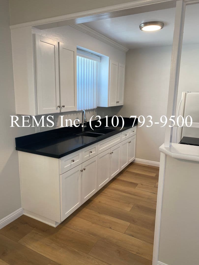 Hermosa Beach Apartment: 85 16th Street
