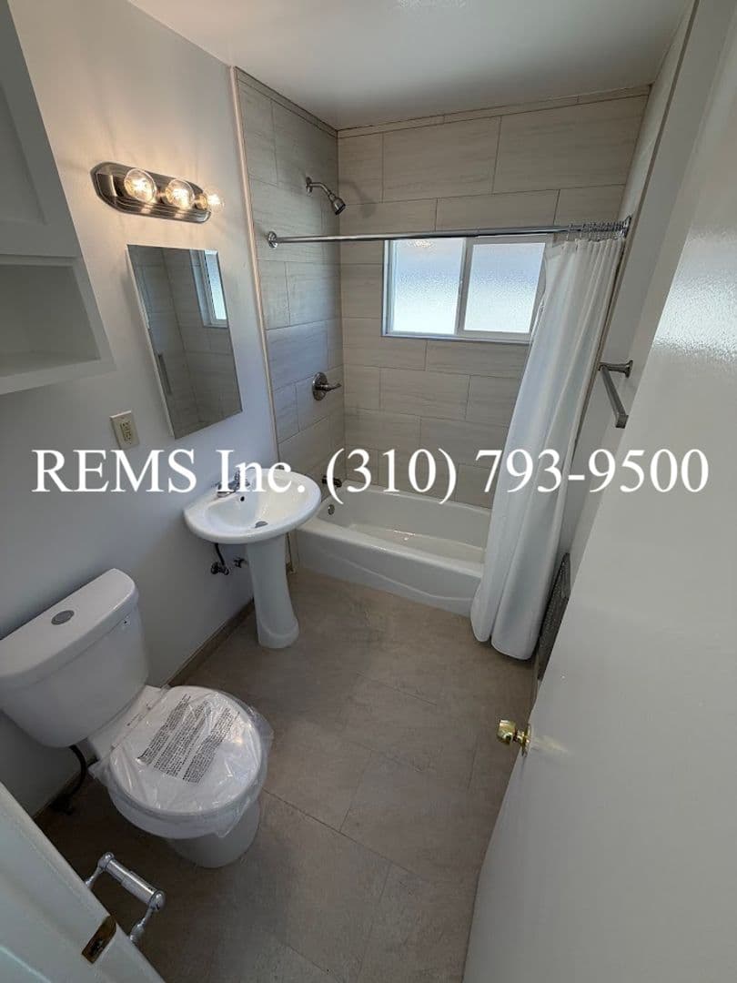 Hawthorne Apartment: 4041 W 139th Street