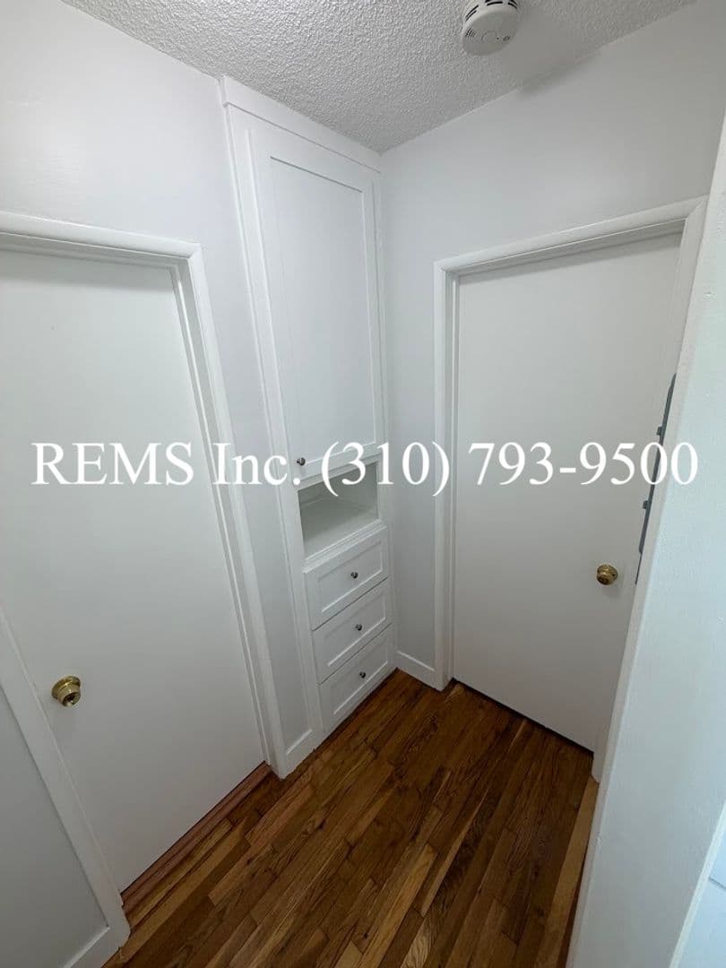 Hawthorne Apartment: 4041 W 139th Street