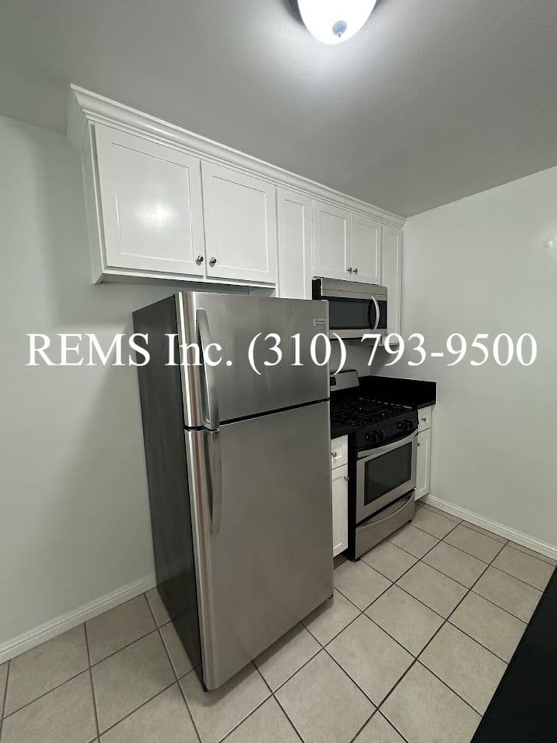 Hermosa Beach Apartment: 907 Manhattan Avenue #1