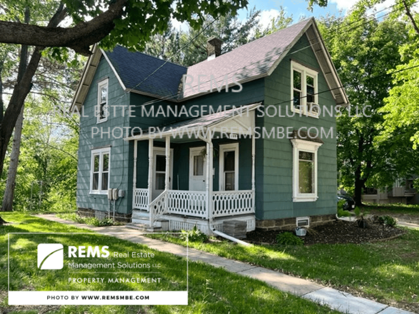Reedsburg Apartment: 627 North Park Street