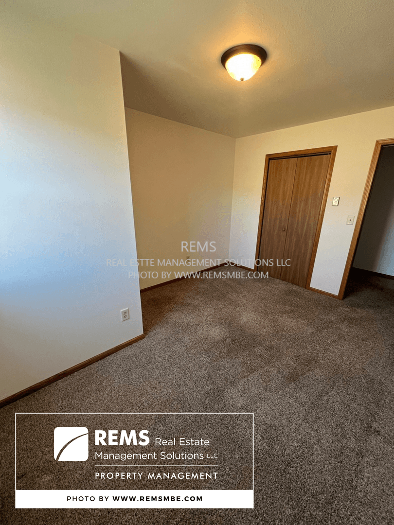 Mauston Apartment: 122 Maine Street