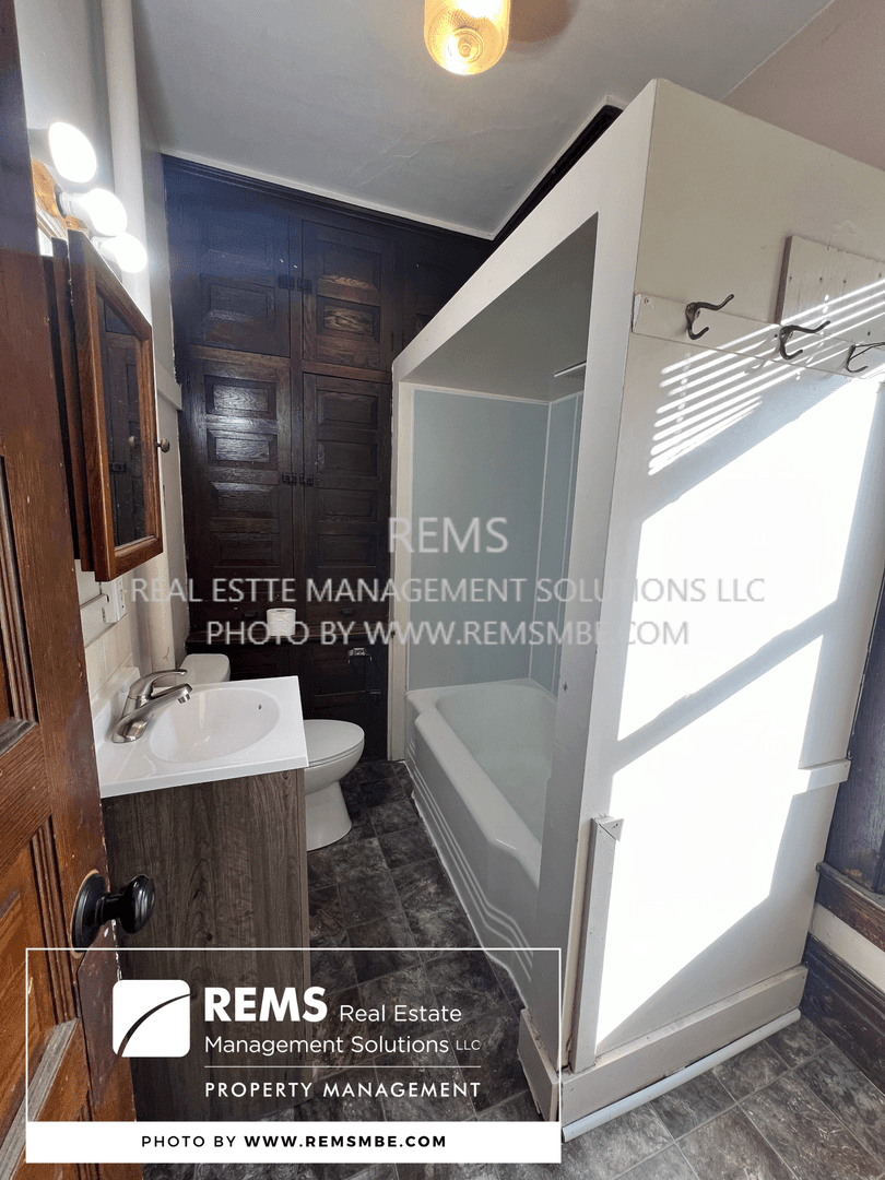 Reedsburg Apartment: 420 N Pine Street