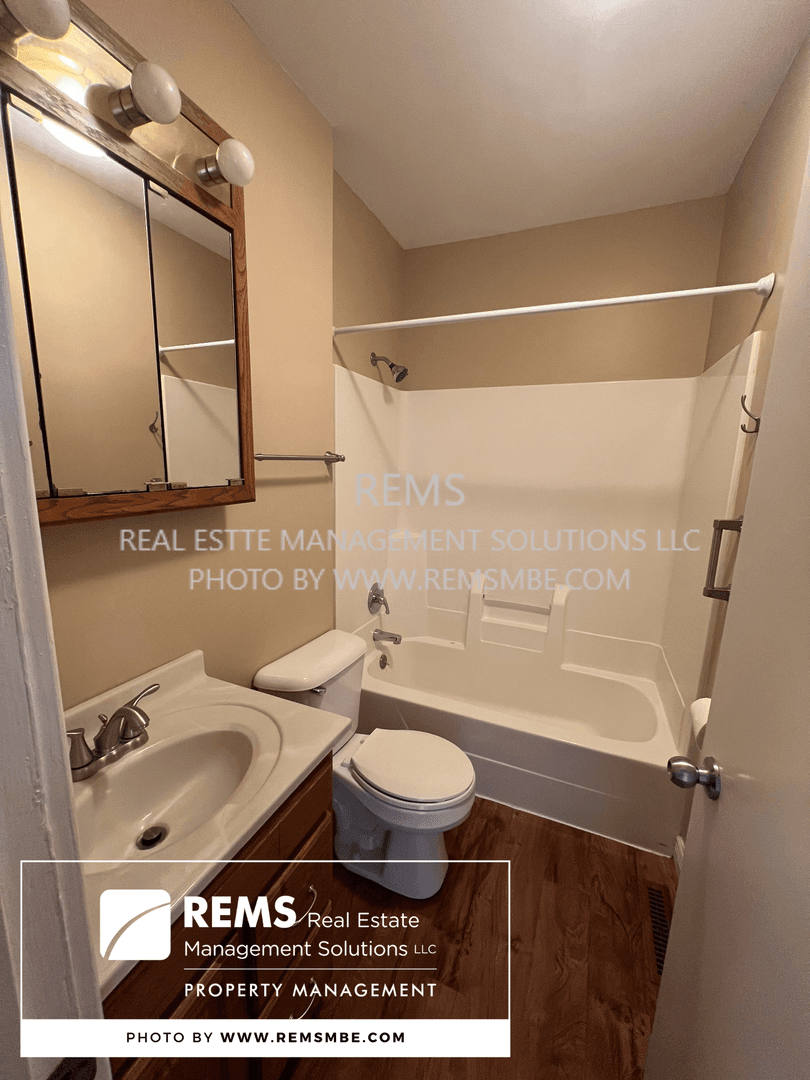 Fox Lake Apartment: 222 Mill St.