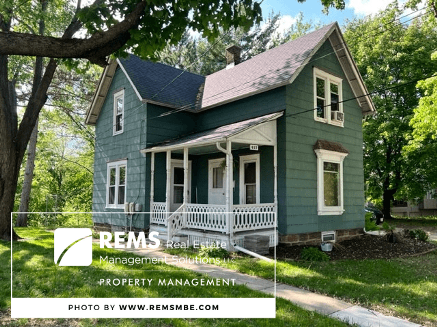 Reedsburg Apartment: 627 North Park Street
