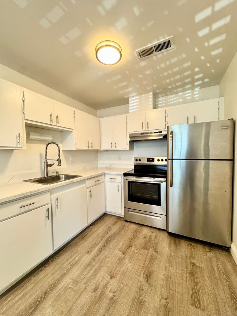 Santa Rosa Apartment: 1530 & 1532 Atlanta Court