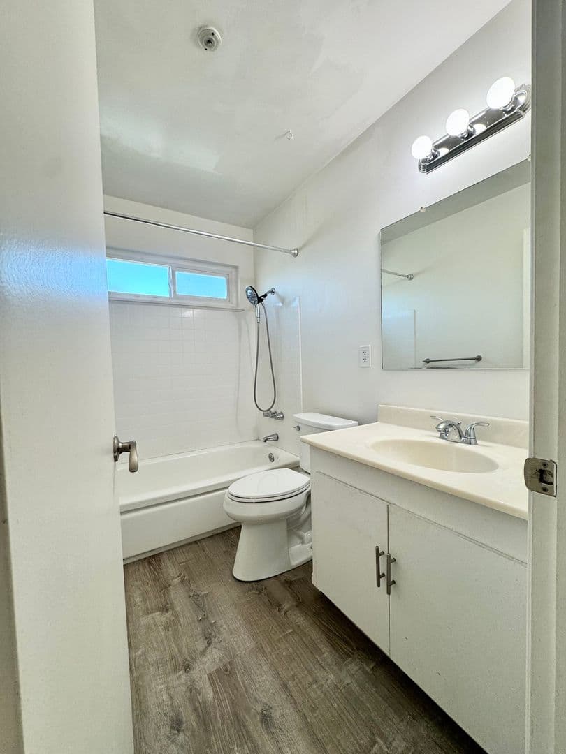 Santa Rosa Apartment: 1530 & 1532 Atlanta Court