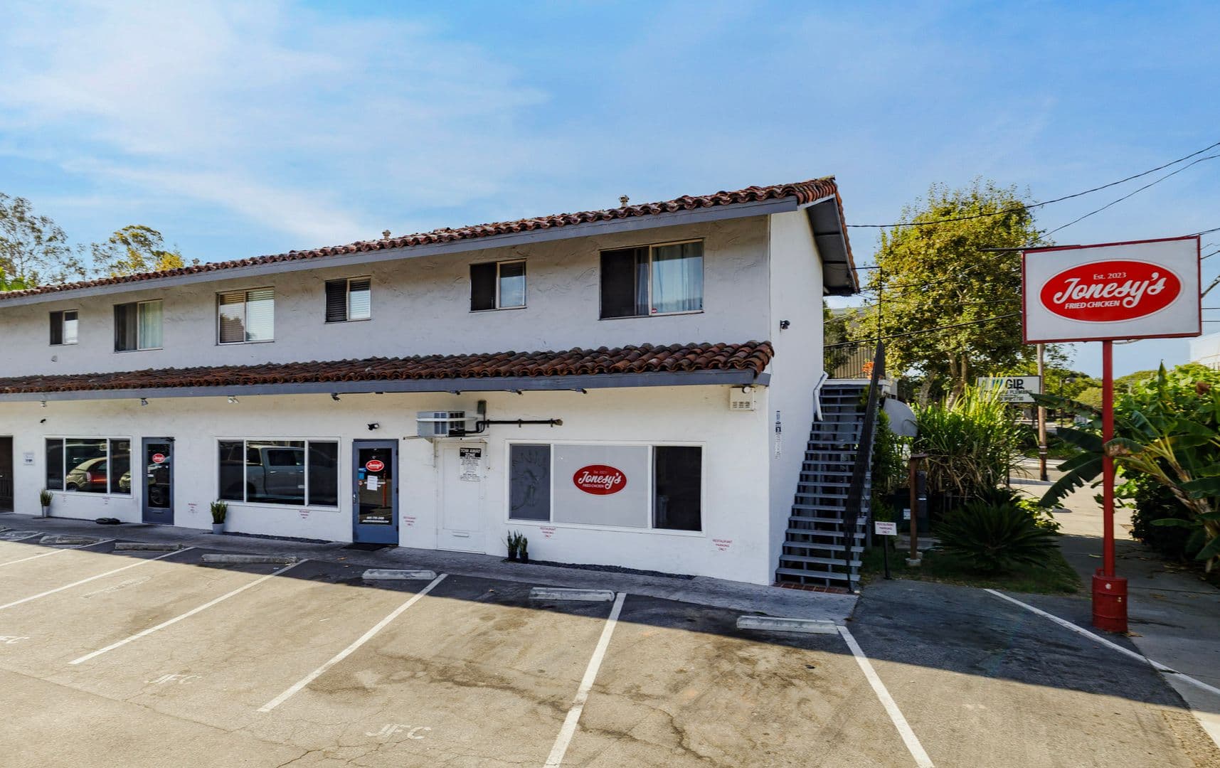 Goleta Apartment: 282 Orange Avenue