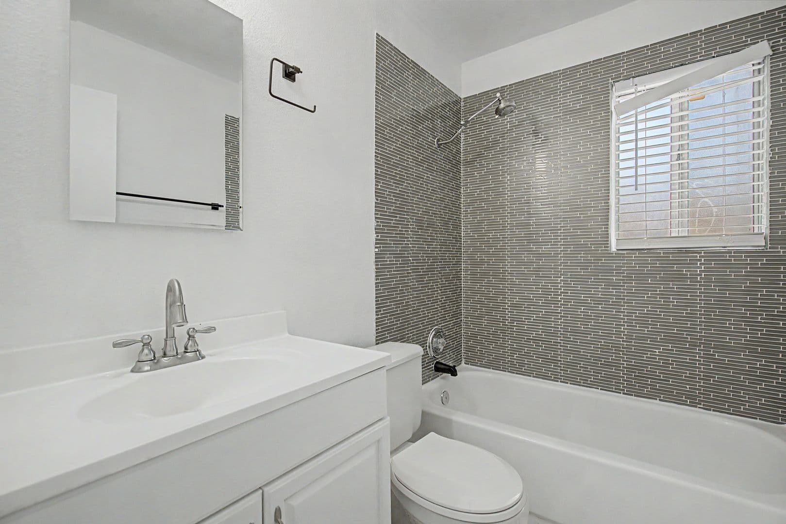 Henderson House: 1935 Haren Drive