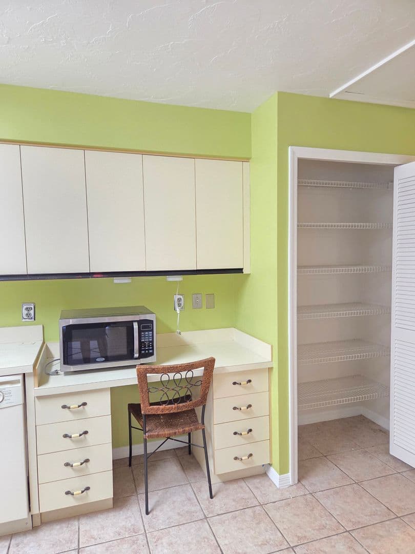 Vero Beach House: 691 S Centre Court SW #101