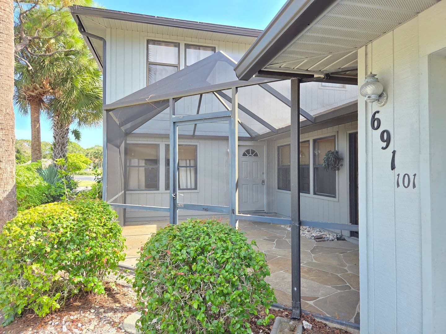 Vero Beach House: 691 S Centre Court SW #101