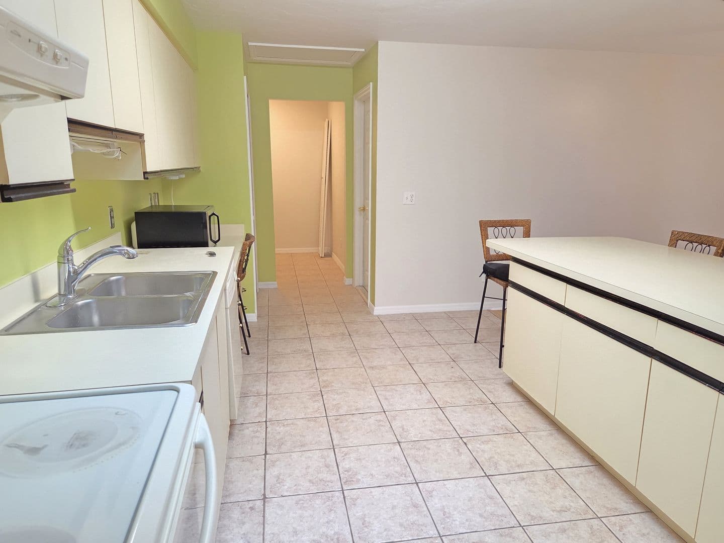 Vero Beach House: 691 S Centre Court SW #101