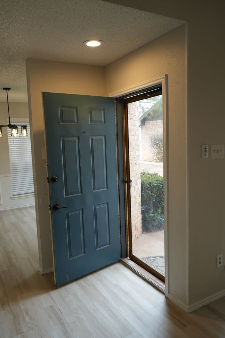 Lubbock House: 5544 93rd St