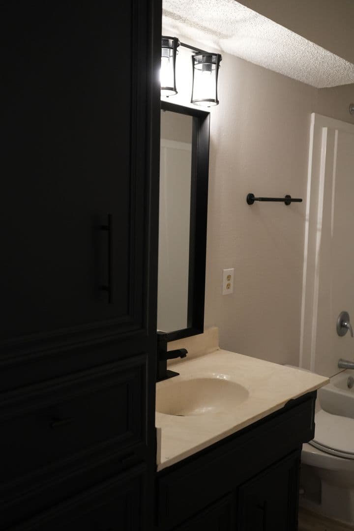 Lubbock House: 5544 93rd St