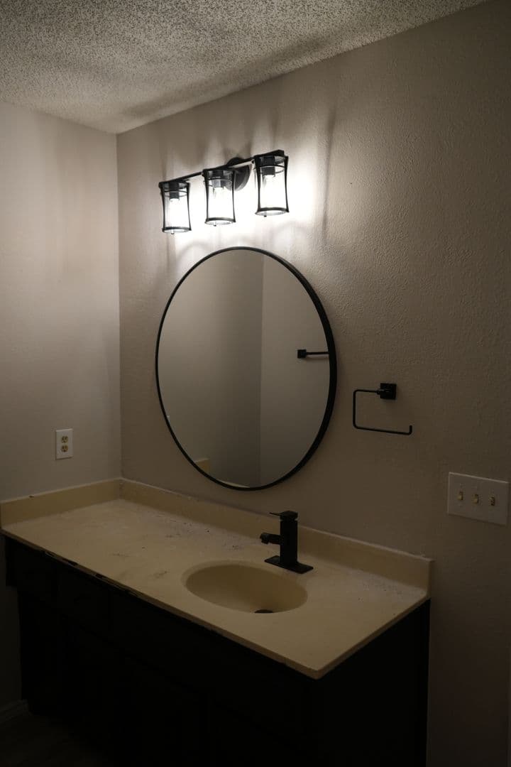 Lubbock House: 5544 93rd St