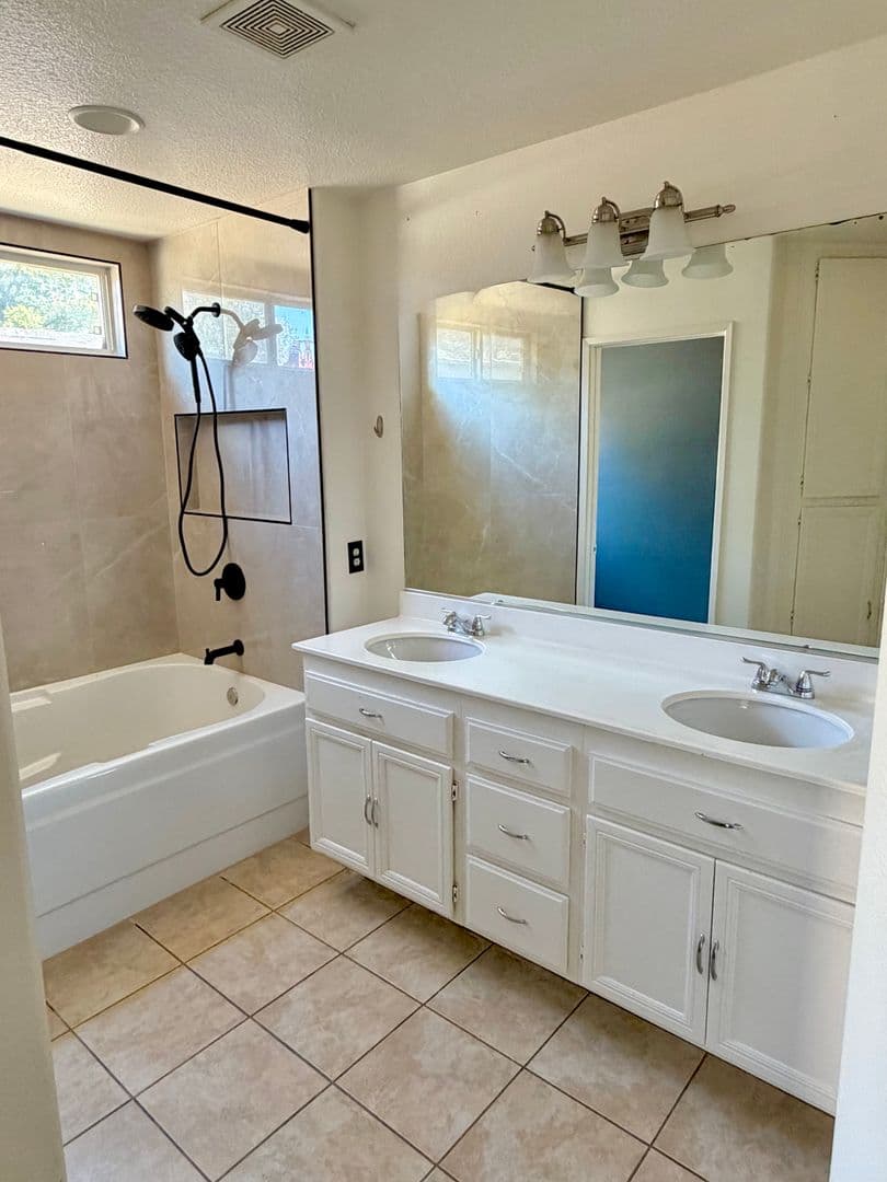 Menifee House: 27884 Maywood Bend Dr