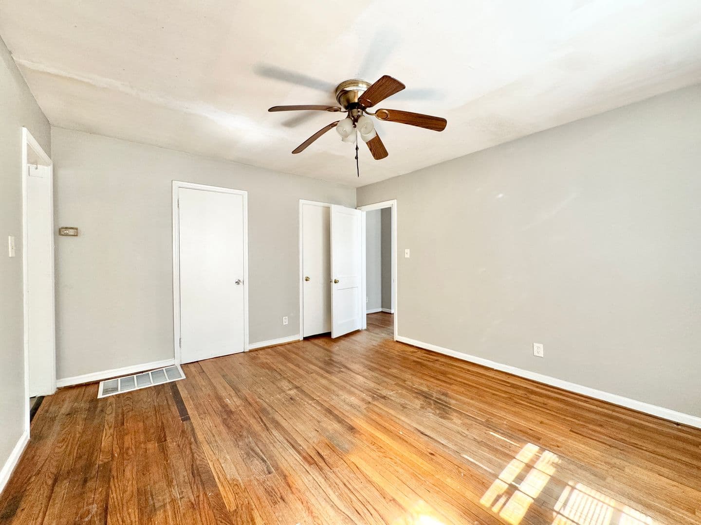Greensboro Apartment: 1006 E Side Drive