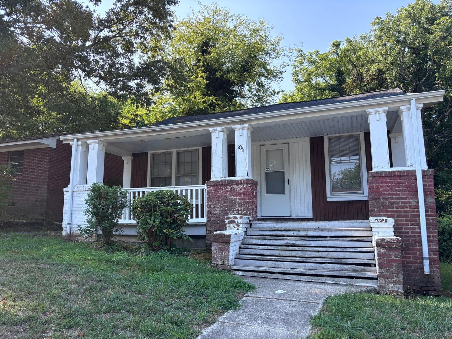 Greensboro House: 206 E Whittington Street