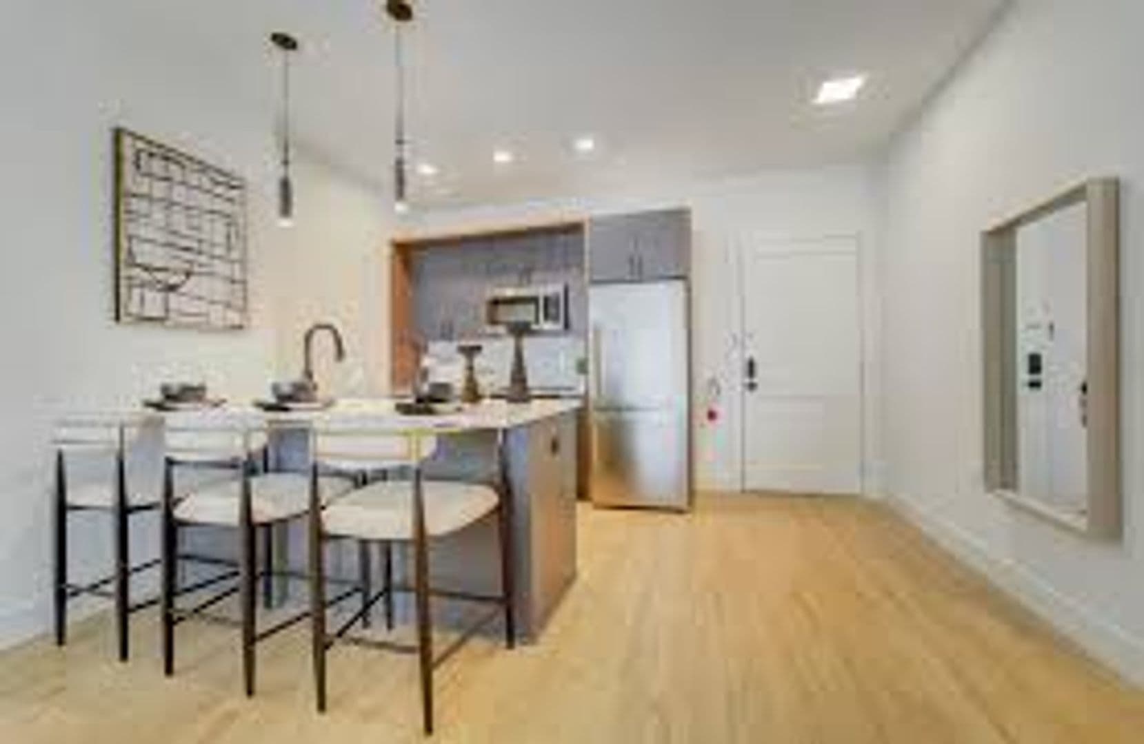 Englewood Apartment: 15 S Dean St