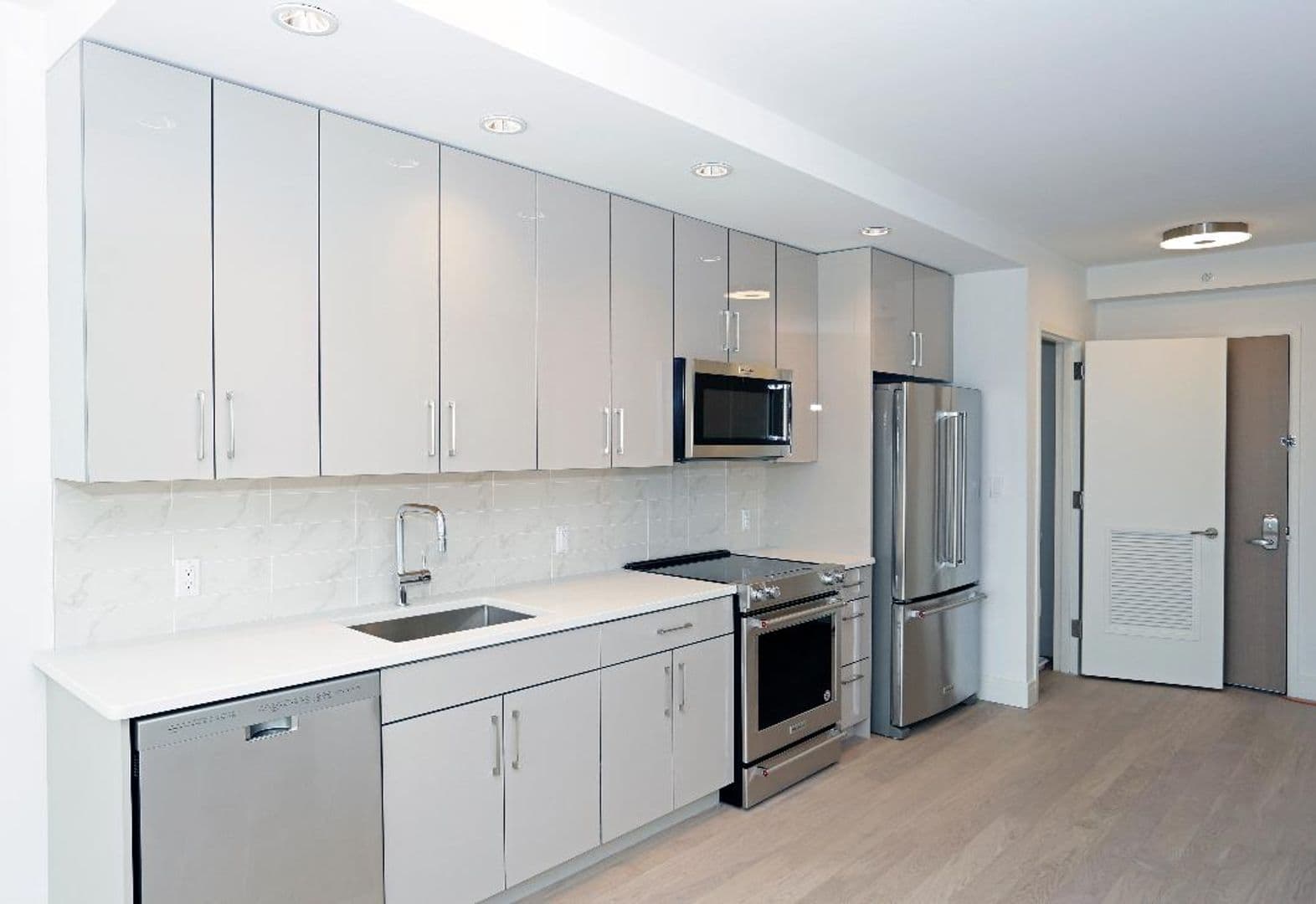 Cliffside Park Apartment: 691 Anderson Avenue