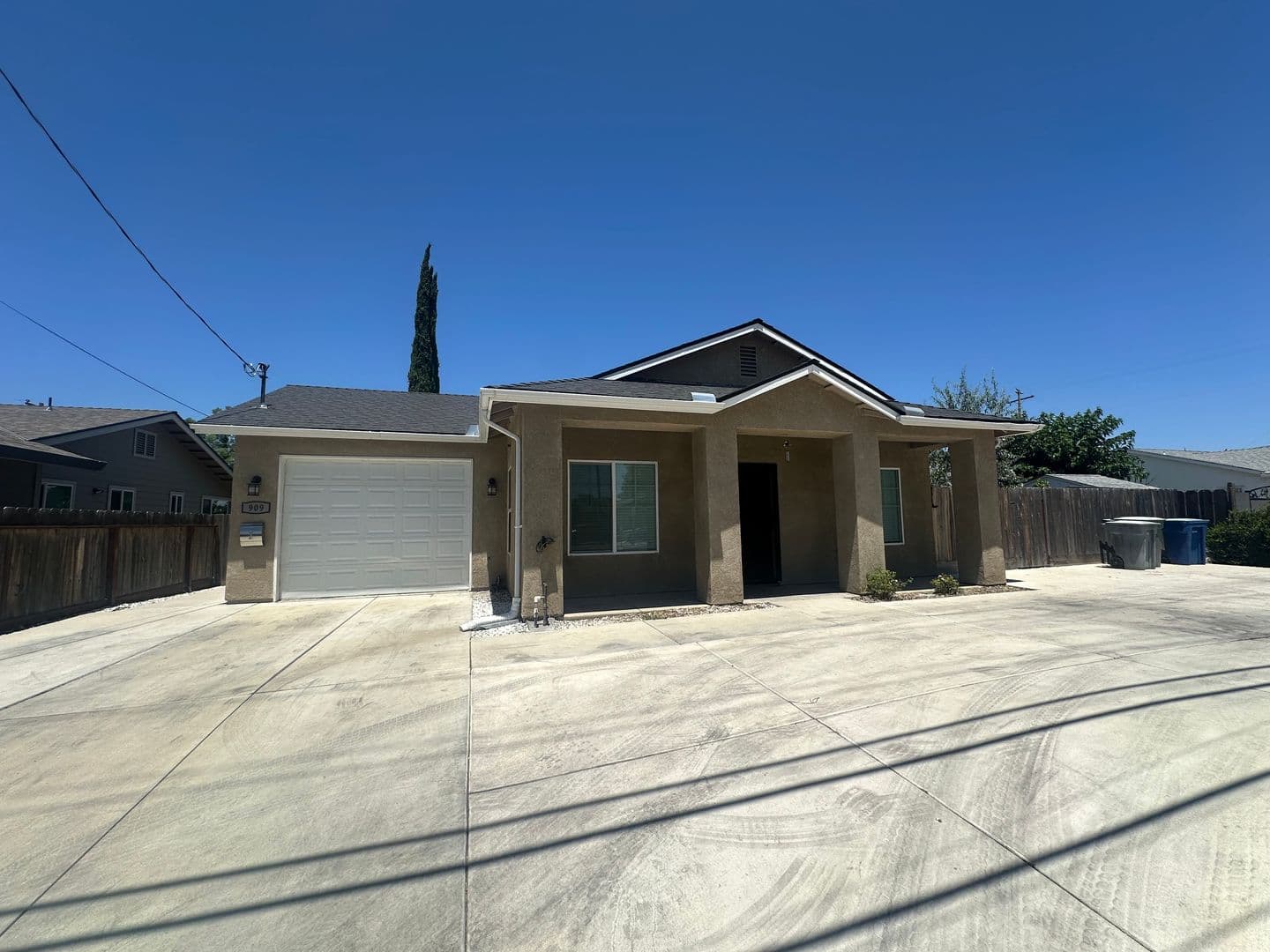 Merced House: 909 E Olive Ave.