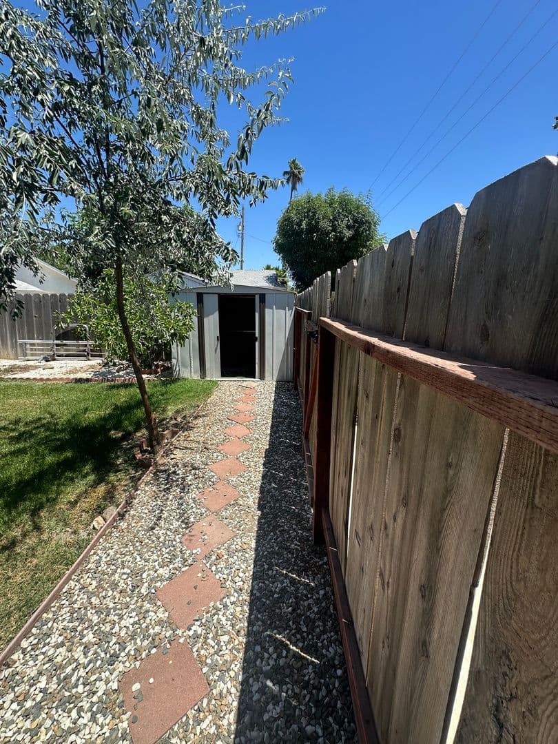 Merced House: 909 E Olive Ave.