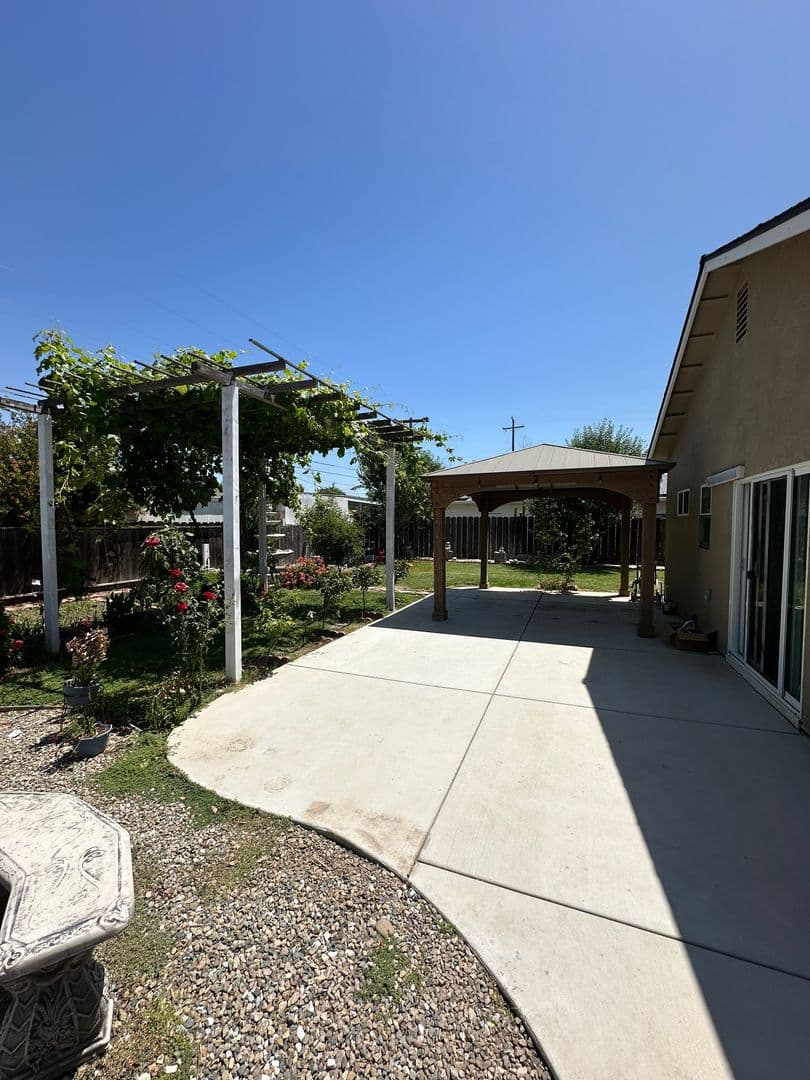 Merced House: 909 E Olive Ave.