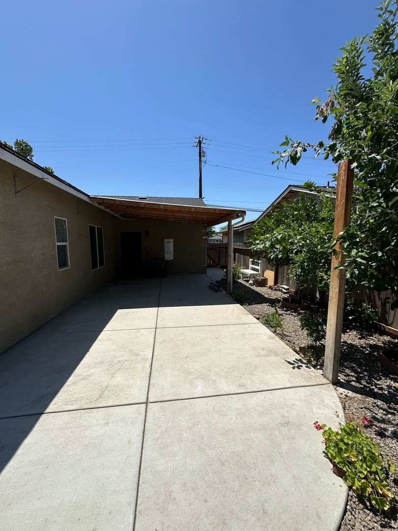 Merced House: 909 E Olive Ave.