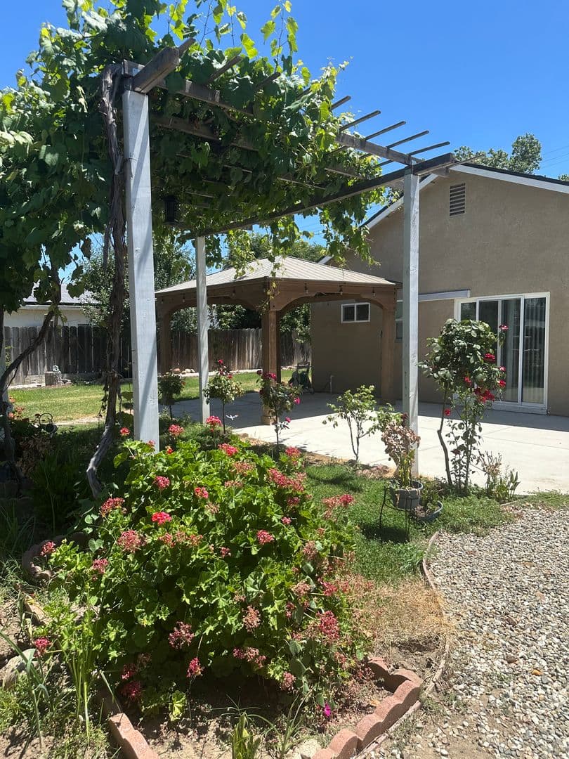 Merced House: 909 E Olive Ave.