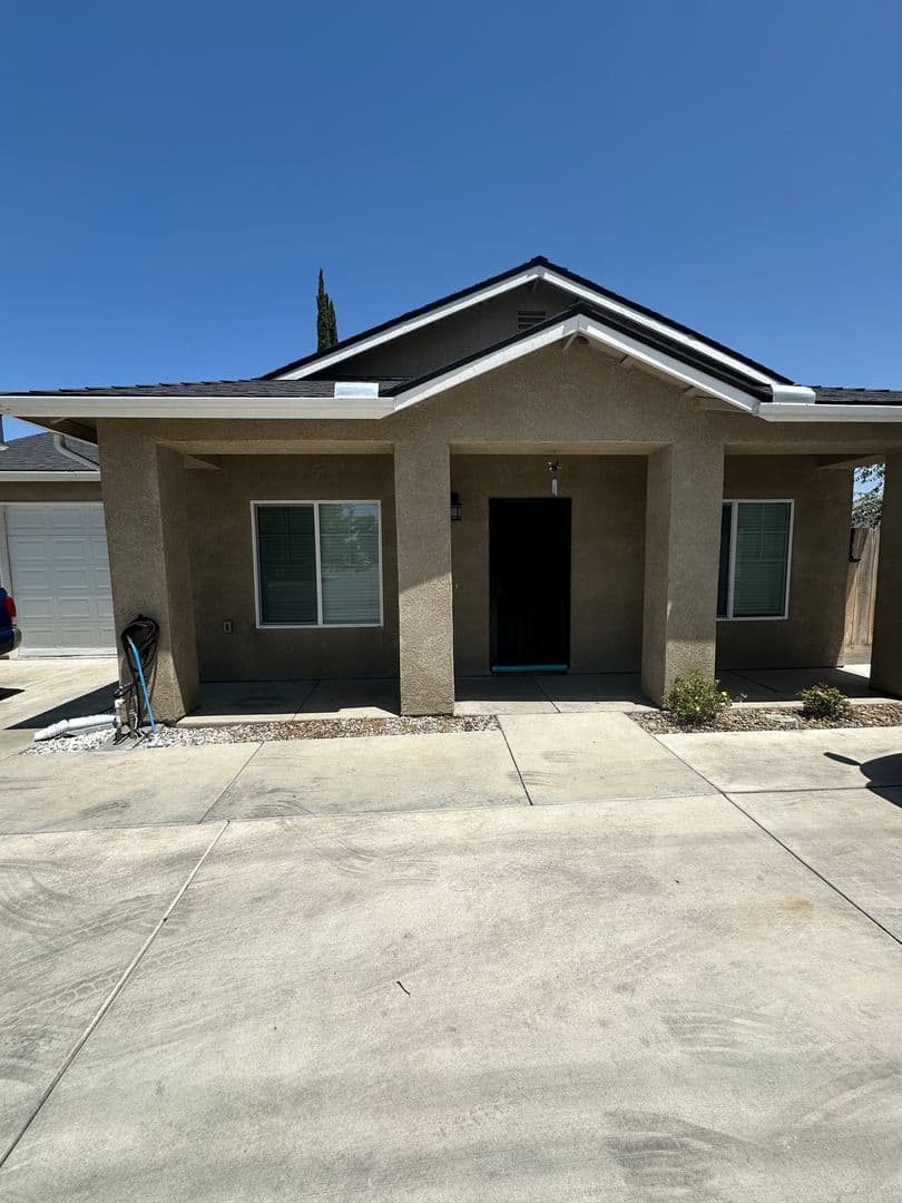 Merced House: 909 E Olive Ave.