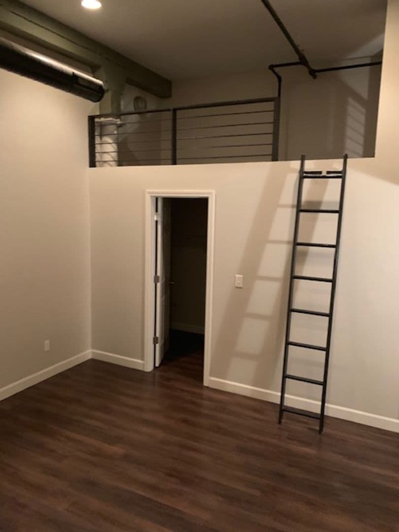 Saint Louis Apartment: 1917 Rutger Street