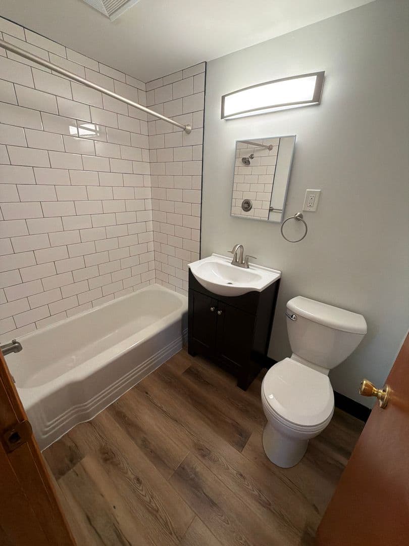 Saint Paul Apartment: 636 Larpenteur Ave W